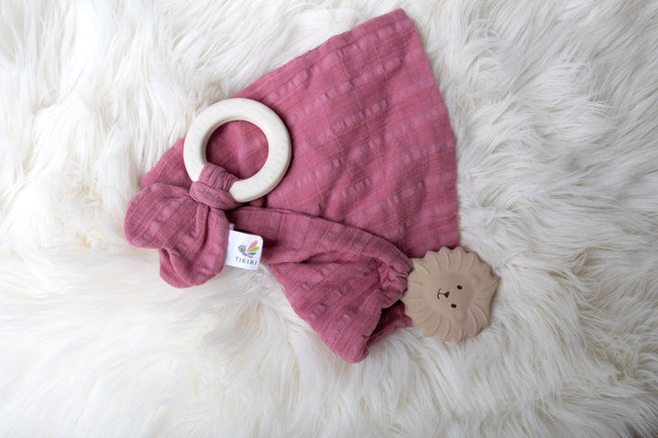 Tikiri Rubber Lion Teether with Dusty Pink Organic Muslin Comforter
