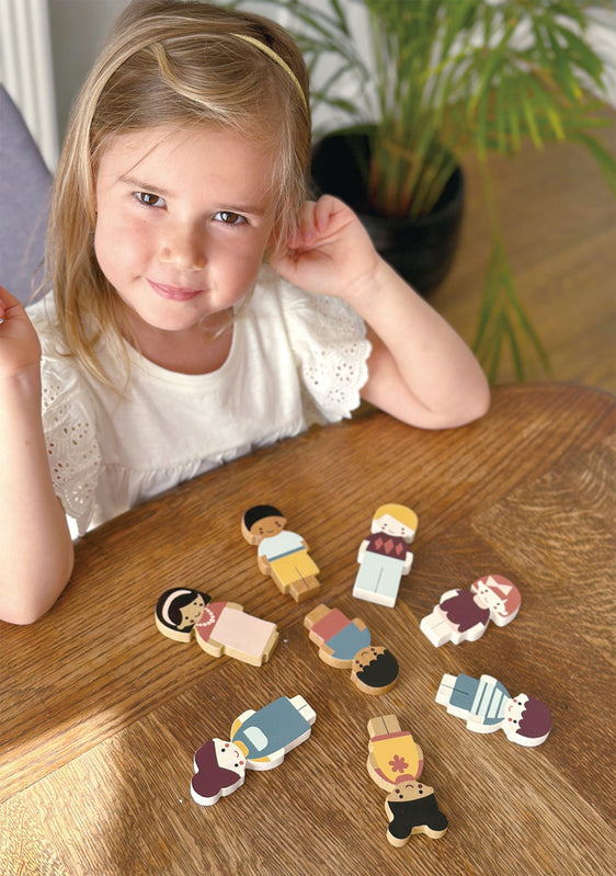Mentari Wooden Doll Family With Dog Set